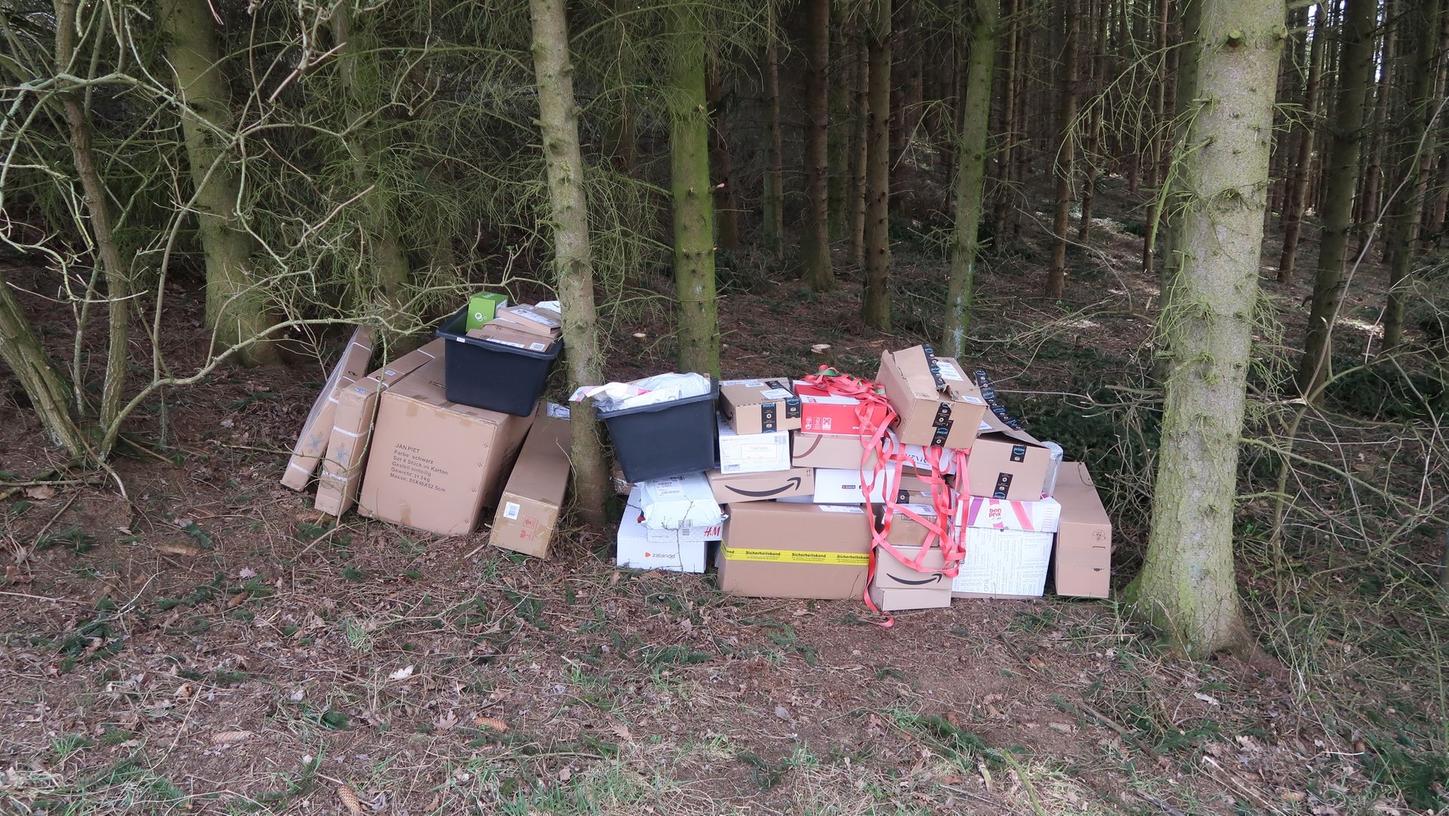 Fränkischer Postbote entsorgt 80 Pakete einfach im Wald Fränkischer Postbote entsorgt 80 Pakete einfach im Wald