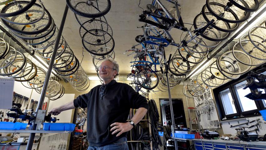 Heiner Grillenberger hilft mit Rat und Tat bei der Reparatur von Fahrrädern.  