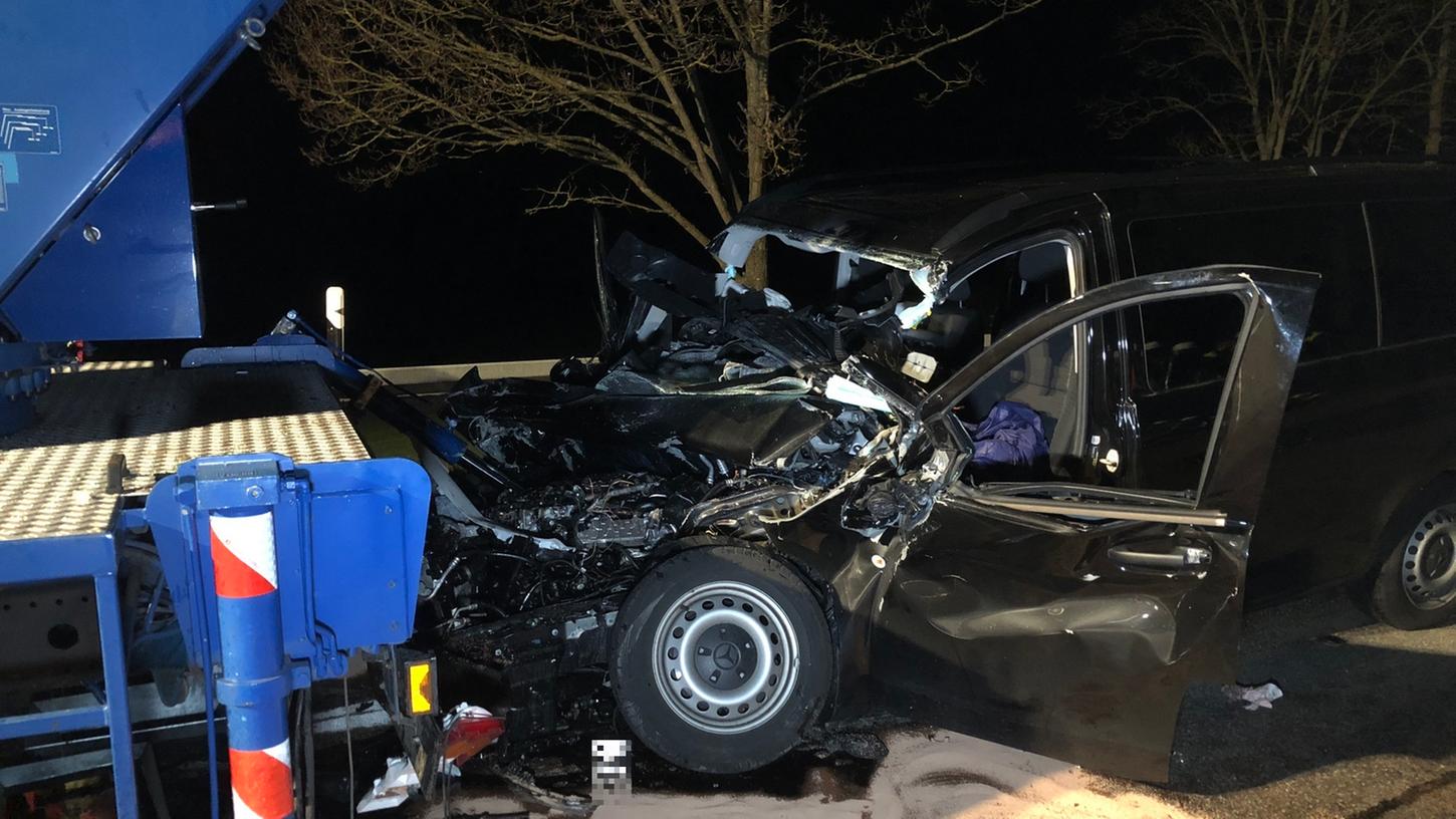 Im Auto eingeklemmt: Mann stirbt bei Unfall in Hohenfels