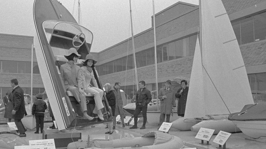 Mannequins posieren in diesem rassigen "Flitzer", der einen interessanten Mittelpunkt bei der vielseitigen Bootsausstellung bildet. Auf dem "Quelle"-Dach gibt es besonders viel zu sehen.Hier geht es zum Kalenderblatt vom 8. April 1968: Freizeitspaß für jedermann