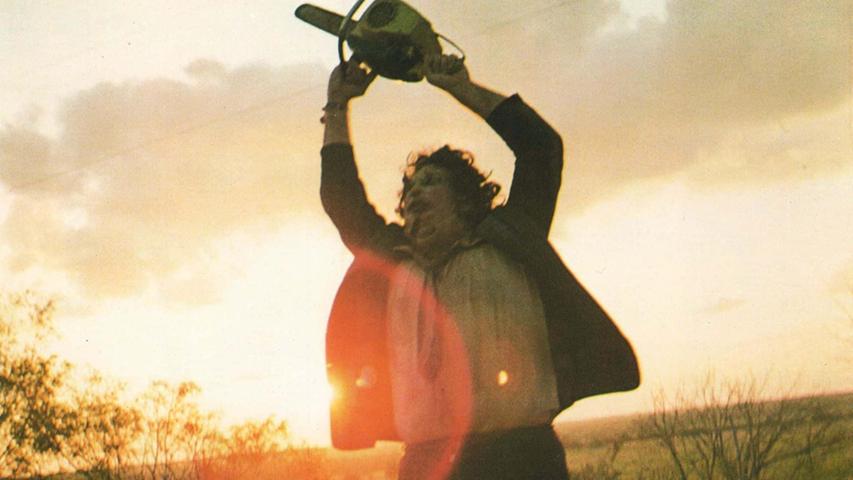 Das "Texas Chainsaw Massacre", in Deutschland auch als "Blutgericht in Texas" bekannt, schockte mit seiner Härte im Jahr 1974 die Kinomassen. Der Horror-Streifen, der einige Fortsetzungen nach sich zog, übte jedoch auch einige Faszination aus. Mit seinem furchterregenden und gleichzeitig ikonischen Serienkiller "Leatherface" und einer Menge Authentizität entwickelte sich "Blutgericht in Texas" zum Genre-Klassiker und begründete die Spielart des Hinterwäldler-Horrors, das heute noch immer zu den beliebtesten unter den Splatter-Filmen zählt. In Texas haben Fans des Kult-Films die Möglichkeit, die Drehorte zu begehen. Besonders mutige Liebhaber des Horror-Klassikers können im Horror-Haus, das mittlerweile zum Restaurant umfunktioniert wurde, eine Mahlzeit zu sich nehmen.