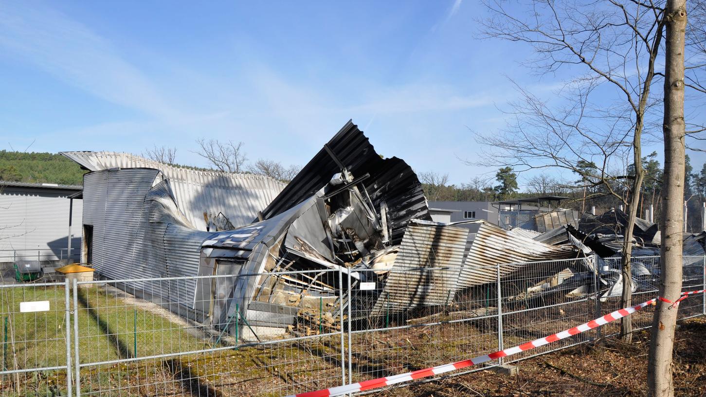 Von der Lagerhalle der Firma Schlenk in Barnsdorf ist nach dem Großbrand am Donnerstag nicht mehr viel übrig geblieben.