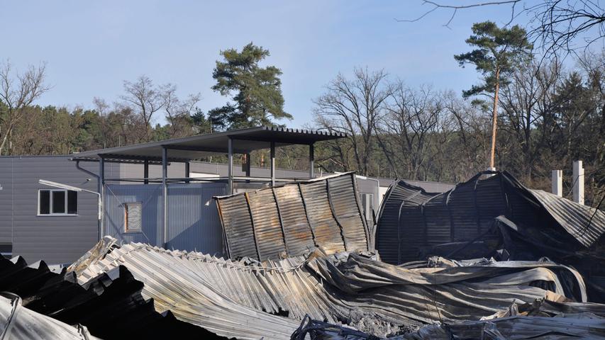 Der Tag danach: Feuer zerstört Lagerhalle in Barnsdorf