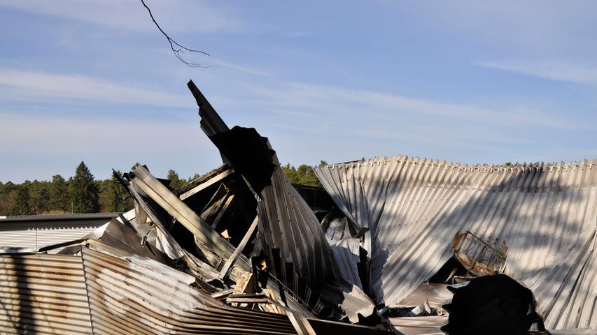Der Tag danach: Feuer zerstört Lagerhalle in Barnsdorf