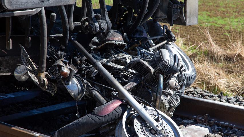 Personenzug überrollt Motorrad: Bike-Fahrer erleidet leichte Verletzungen