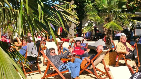 Hauseigenes Bier und andere Biersorten lassen sich im Biergarten "Gutmann" genießen. Er ist nun täglich ab 10 Uhr geöffnet. Zu finden ist das Restaurant in der Bayernstraße, Parkplätze gibt es genügend auf dem Zeppelinfeld.