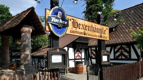 Mit Blick auf die Kaiserburg kann man im Biergarten des "Hexenhäusle" am Vestnertorgraben Speis und Trank besonders gut genießen. Geöffnet ist Dienstag bis Donnerstag von 17 bis 23 Uhr; Freitag und Samstag von 11 bis 23 Uhr und Sonntags sowie an Feiertagen von 11 bis 21 Uhr.