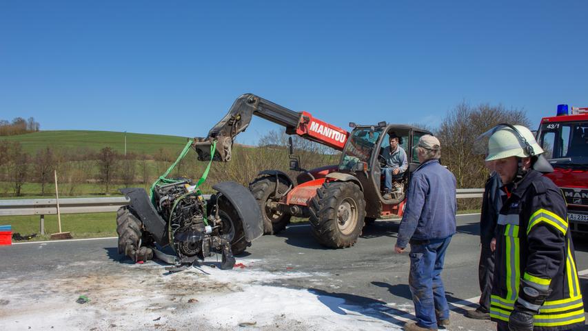 Unfall bei Fröschendorf: Transporter reißt Traktor entzwei