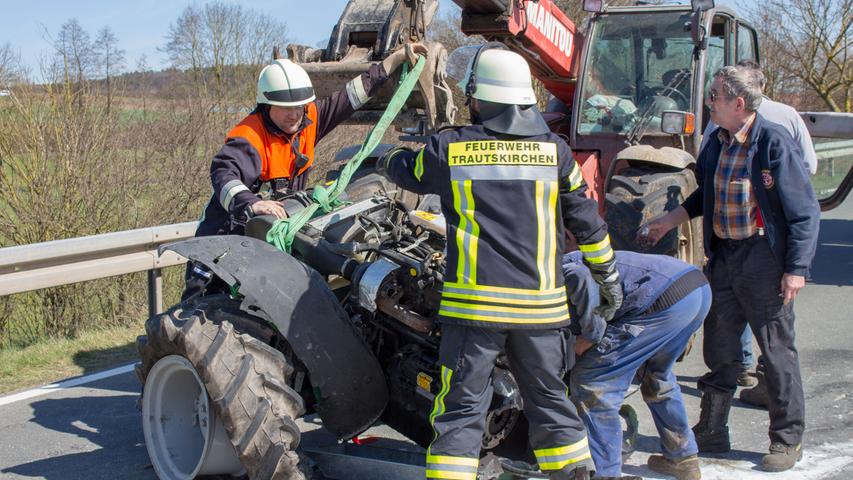 Unfall bei Fröschendorf: Transporter reißt Traktor entzwei