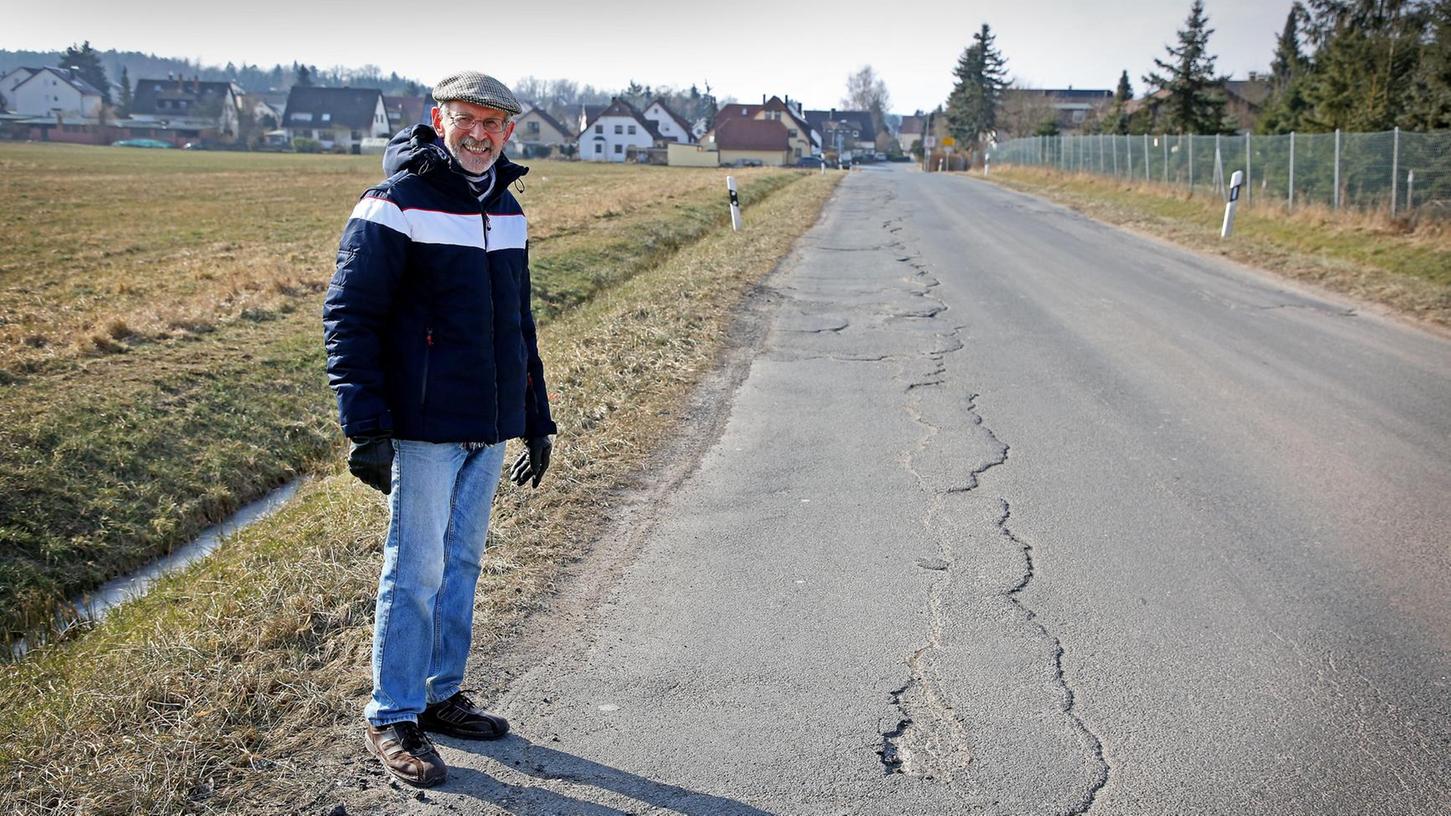 "An sich ist die Straße ja sehr praktisch", meint Max Lindner, der im Heroldsbacher Ortsteil Thurn lebt. Doch der Zustand der Fahrbahn hat sich in den letzten Jahr stetig verschlechtert