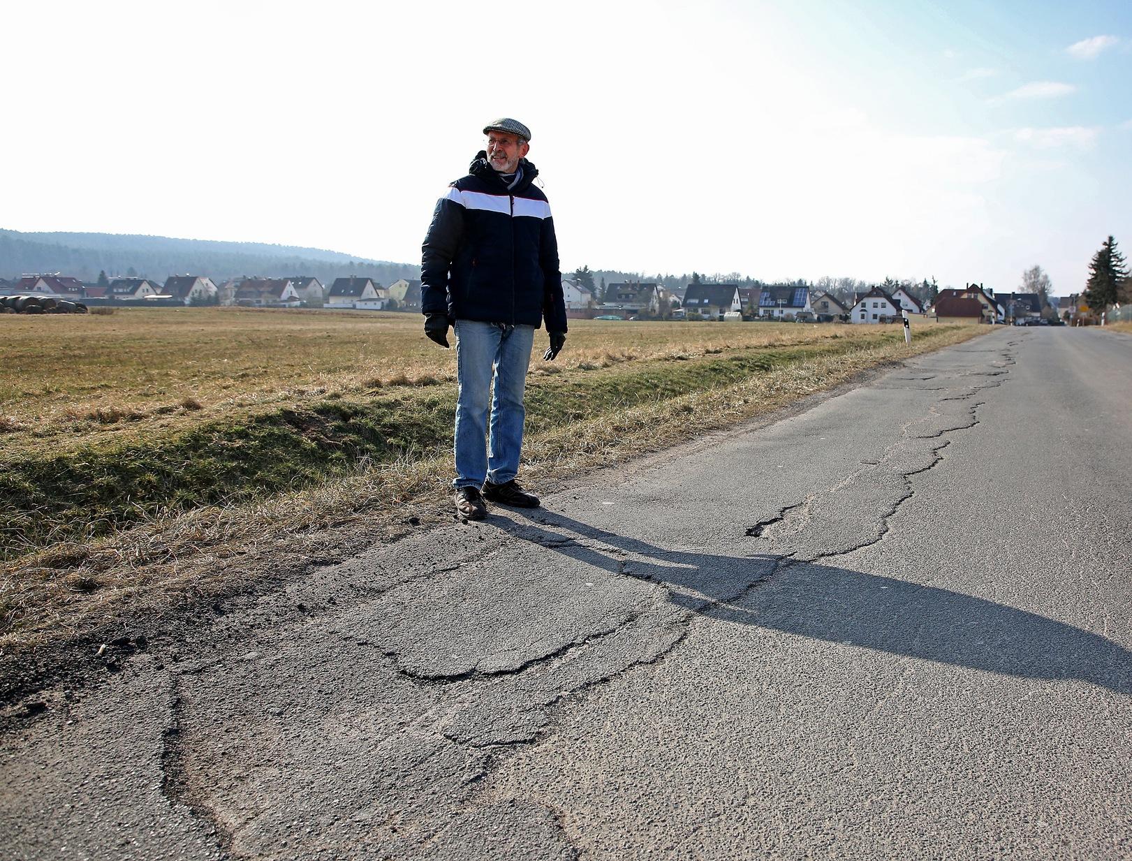Nach den Ortsschildern tun sich asphaltierte Abgründe auf: Der Zustand der Verbindungsstraße zwischen dem Heroldsbacher Ortsteil Thurn und dem Hausener Neubaugebiet Lohe V ist so schlecht, dass Verkehrsteilnehmer bisweilen riskante Manöver vollführen müssen, erzählt Anwohner Max Lindner.