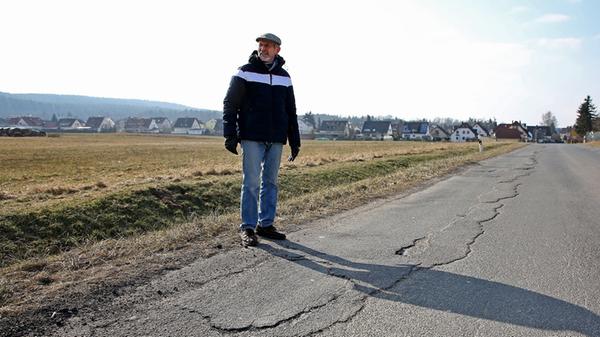Nach den Ortsschildern tun sich asphaltierte Abgründe auf: Der Zustand der Verbindungsstraße zwischen dem Heroldsbacher Ortsteil Thurn und dem Hausener Neubaugebiet Lohe V ist so schlecht, dass Verkehrsteilnehmer bisweilen riskante Manöver vollführen müssen, erzählt Anwohner Max Lindner.