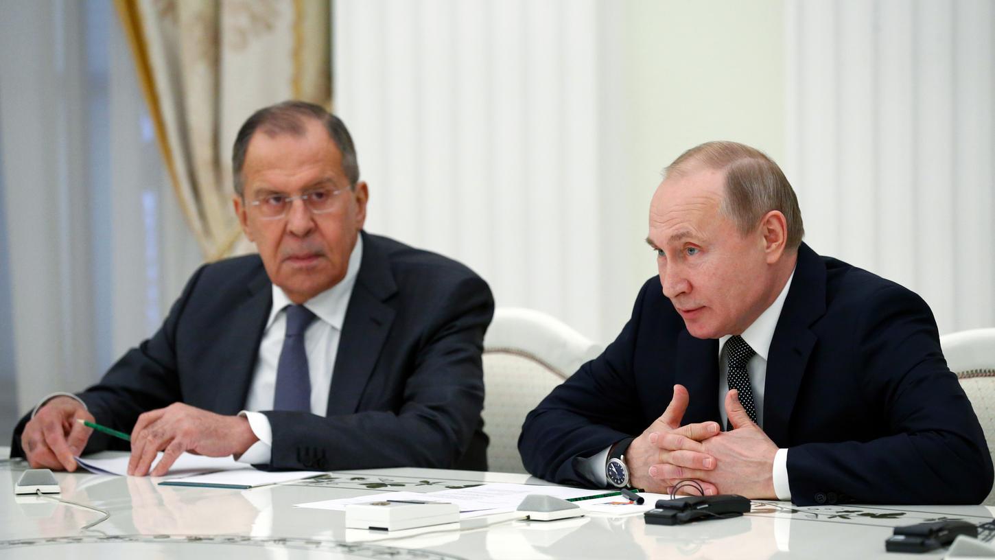 Außenminister Sergej Lawrow (li.) kritisierte einen Bericht der "The Times", dass das gegen die Skripals verwendete Nervengift aus einer russischen Militärforschungsanlage stamme.