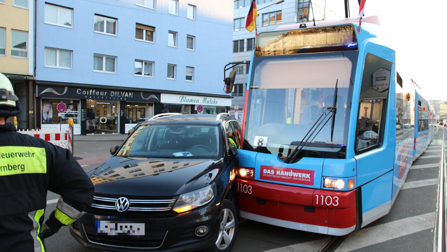 Der VW-Fahrer wollte abbiegen, achtete dabei aber nicht auf die nahende Straßenbahn.