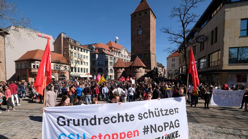 Etwa 1300 Teilnehmer demonstrierten bereits in Nürnberg gegen das von der CSU geplante Polizeiaufgabengesetz, das die Befugnisse der Polizei ausweiten soll. Der Protestmarsch verlief laut Polizei friedlich und ohne Zwischenfälle.