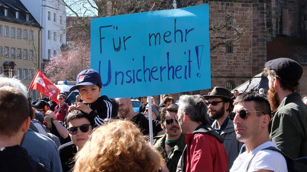 Eine repräsentative Umfrage des Meinungsforschungsinstituts Civey hat ergeben, dass weniger als 40 Prozent der Bevölkerung dafür sind, dass der Polizei weitere Eingriffsmöglichkeiten in die Privatsphäre erlaubt werden. 2403 Menschen waren gefragt worden: Sollten der Polizei in Bayern auch ohne konkrete Gefahr weitgehende Überwachung und Eingriffe in die Privatsphäre erlaubt werden? In Auftrag gegeben hatte die Umfrage die Grünen-Landtagsfraktion.