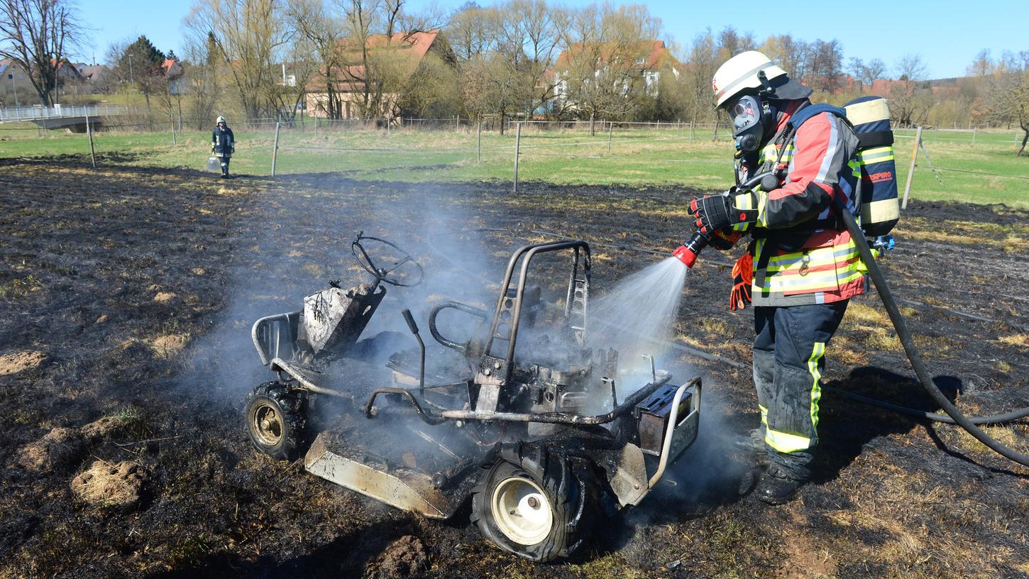Uttenreuth: Rasenmäher geht in Flammen auf