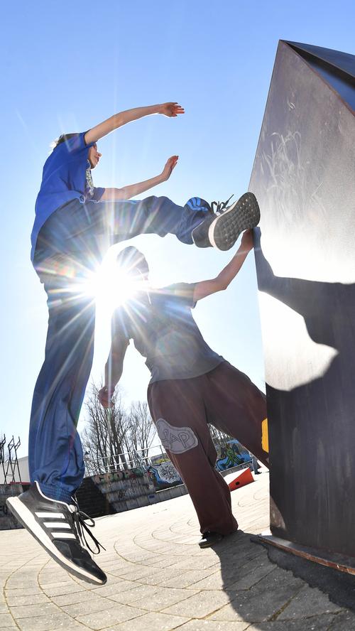 Freerunning bezeichnet eine kreative Fortbewegung durch die Stadt. Dabei werden Hindernisse im öffentlichen Raum genutzt. Bei einem Workshop im Jugendhaus rabatz in Herzogenaurach brachte Freerunner Max Heckl neun Jungs diese junge Sportart nahe.