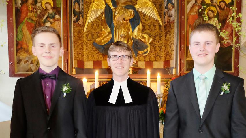 Pfarrer Martin Schuler mit den zwei Konfirmanden aus Sausenhofen.
