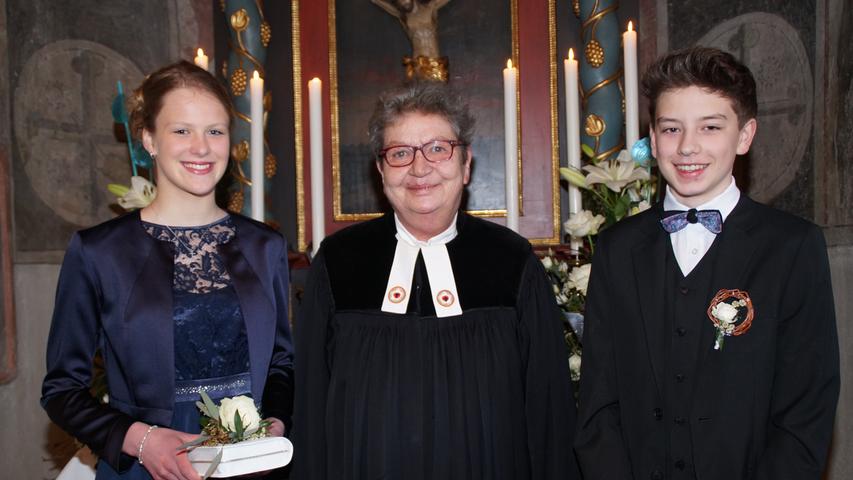 Pfarrerin Brigitte Rothgängel mit den beiden Konfirmanden aus Pfofeld.