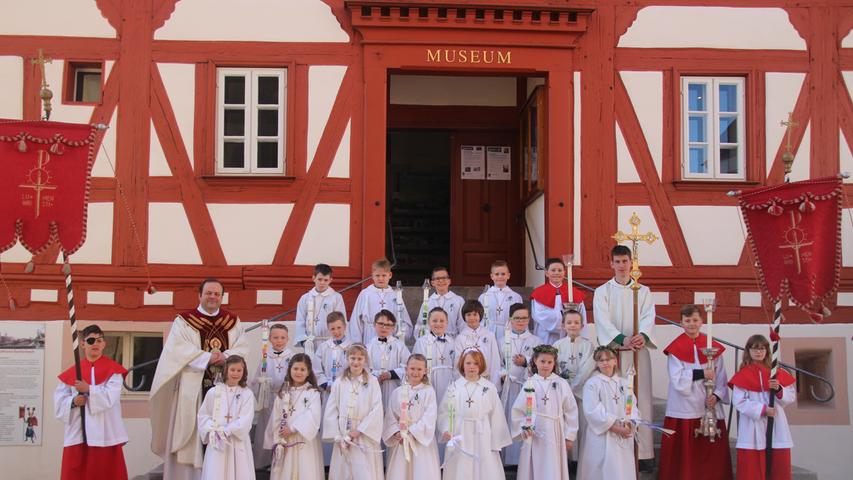 Die Wolframs-Eschenbacher Kinder stellten sich mit Pfarrer Jochen Scherzer und den Ministranten auf der Treppe zum Heimatmuseum zum Gruppenbild zusammen.
