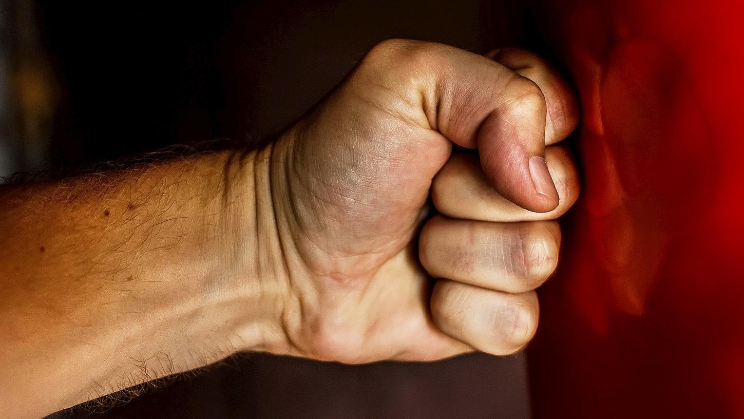 Mit der Faust und mit einem Baseballschläger traktierte ein 18-Jähriger aus Neumarkt seine Opfer.
Mit der Faust und mit einem Baseballschläger traktierte ein 18-Jähriger aus Neumarkt seine Opfer.