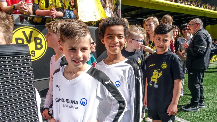 Viel Freude hatten elf Einlaufkinder aus Herzogenaurach beim Bundesligaspiel Borussia Dortmund gegen VfB Stuttgart.