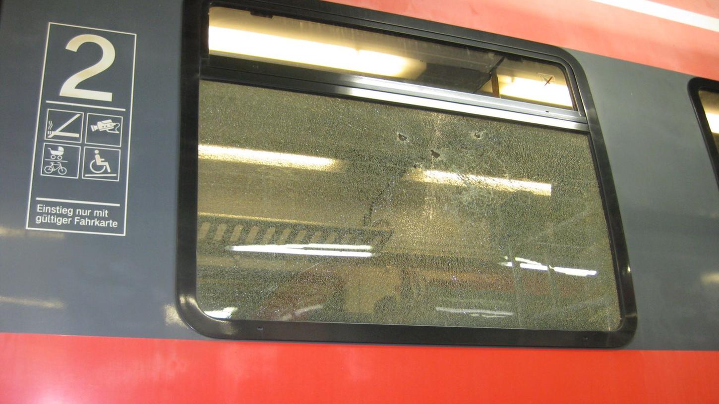 Mit einem Nothammer demolierte einer der beiden Club-Fans die Fensterscheibe der S-Bahn.