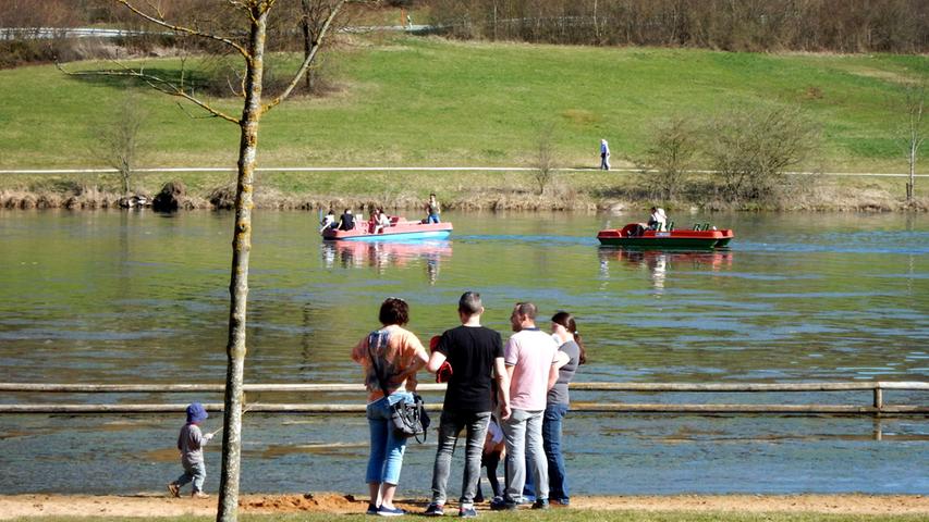 Immer noch ein Geheimtipp unter den Gewässern des Fränkischen Seenlandes: Der Hahnenkammsee bei Hechlingen am See bietet auch bei schönem Wetter noch Ruhe und Erholung.