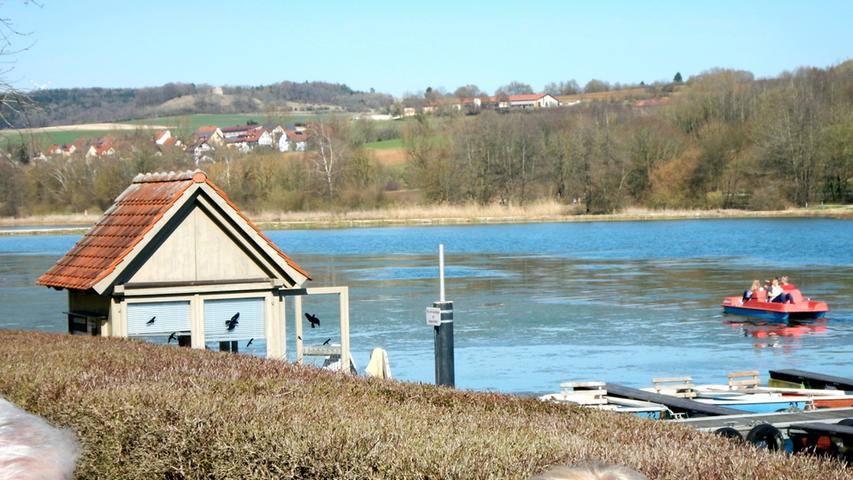 Immer noch ein Geheimtipp unter den Gewässern des Fränkischen Seenlandes: Der Hahnenkammsee bei Hechlingen am See bietet auch bei schönem Wetter noch Ruhe und Erholung.