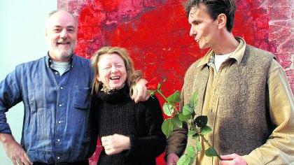 Künstler zu Gast bei Künstlerfreunden: Ring-C-Leiter Hjalmar Leander Weiss (re.) begrüßt in diesem Jahr Christian Oberlander und Margot Protze. Foto: Günter B. Kögler Künstler zu Gast bei Künstlerfreunden: Ring-C-Leiter Hjalmar Leander Weiss (re.) begrüßt in diesem Jahr Christian Oberlander und Margot Protze. Foto: Günter B. Kögler