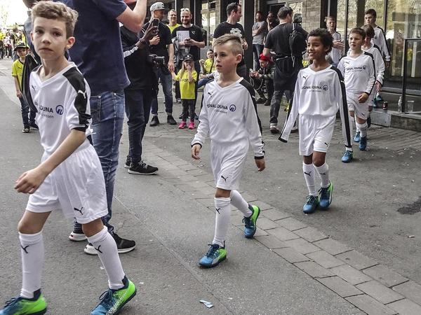 Einlaufkinder: Ganz nah dran an den Fußball-Helden
