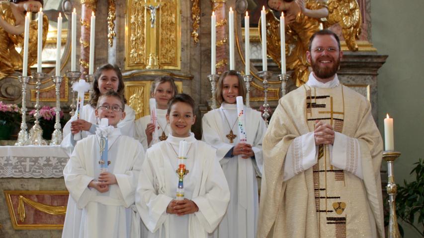 Pfarrer Martin Seefried mit den Erstkommunionkinder aus Stopfenheim, Dorsbrunn, Veitserlbach und Wachstein.