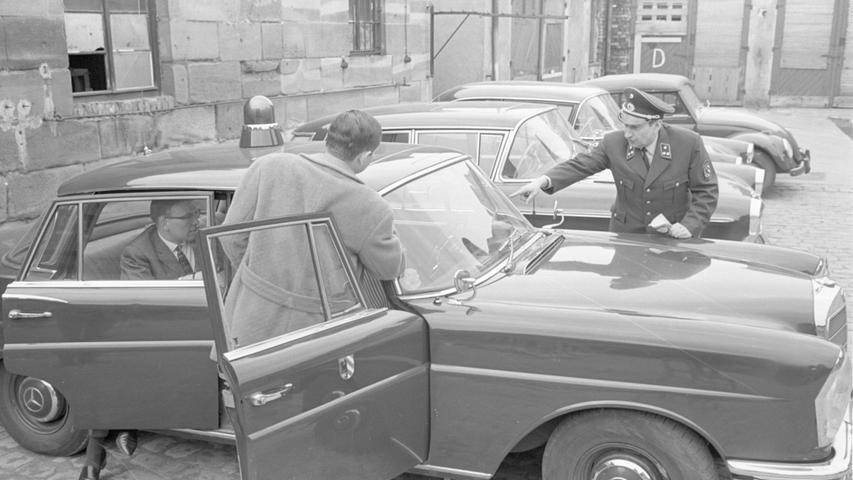 Polizeiamtmann Hahnemann preist die gebrauchten "Rudolfs" den ersten Interessenten an. Hier geht es zum Kalenderblatt vom 13. April 1968: "Rudolfs" sind begehrt