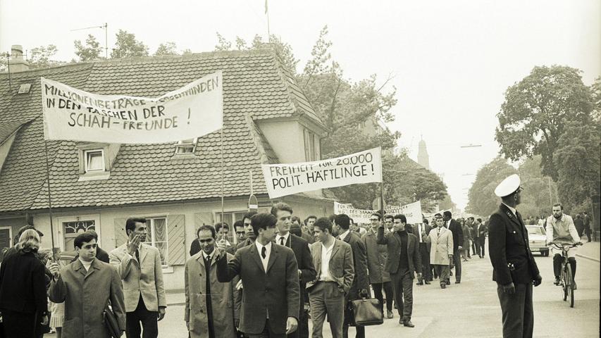 Die Proteste der Studierenden Ende der 1960er Jahre, welche die gesamte deutsche Hochschullandschaft erfassten, wandten sich in Erlangen zunächst gegen rein universitäre Probleme wie etwa schlechte Studienbedingungen. Ab 1969 radikalisierten sie sich in Richtung einer allgemeinen politischen Systemopposition.