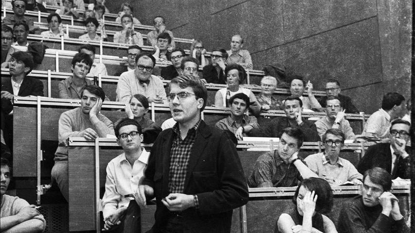 Die Proteste der Studierenden Ende der 1960er Jahre, welche die gesamte deutsche Hochschullandschaft erfassten, wandten sich in Erlangen zunächst gegen rein universitäre Probleme wie etwa schlechte Studienbedingungen. Ab 1969 radikalisierten sie sich in Richtung einer allgemeinen politischen Systemopposition.