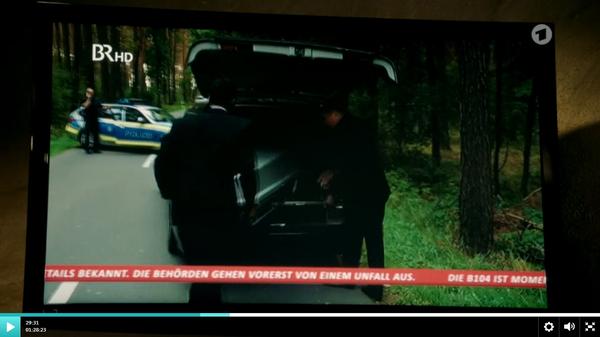Laut Bauchbinde einer BR-Nachrichtensendung, die Paula Ringelhahn sieht, als sie und Kollege Voss eine Friseurin um Informationen bitten, starb ein ehemaliger Nürnberger Polizeibeamter auf der B 104 bei einem Verkehrsunfall. Teile des Unfallhergangs sahen Zuschauer wenige Minuten vorher. Der Verunglückte starb jedoch nicht wie vom Film nahegelegt in Franken, sondern hätte von dort aus eine ganze Weile fahren müssen, um auf die tatsächliche Bundesstraße 104 zu gelangen. Diese befindet sich nicht etwa bei Nürnberg, Fürth oder Erlangen, sondern verläuft zwischen Lübeck und Linken in Polen.