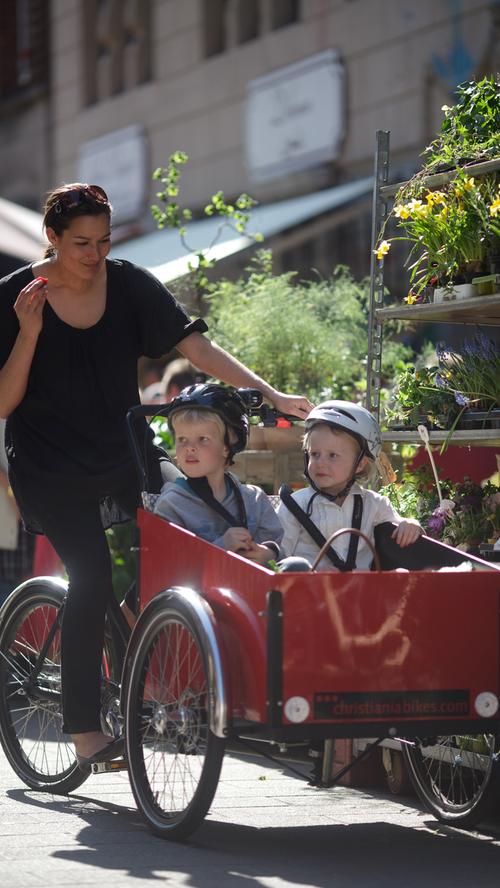 Wer ein oder mehrere Kinder, die über sieben Jahre alt sind, in einem Anhänger oder auf dem Fahrrad selbst mitführt, muss fünf Euro bezahlen.