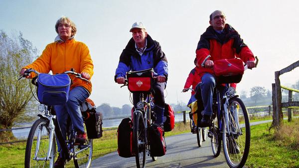 Grundsätzlich hat man nichts zu befürchten, wenn man neben anderen Radfahrern fährt. Wer diese aber behindert oder gefährdet, kann mit einem Bußgeld von 20 bis 30 Euro bestraft werden.