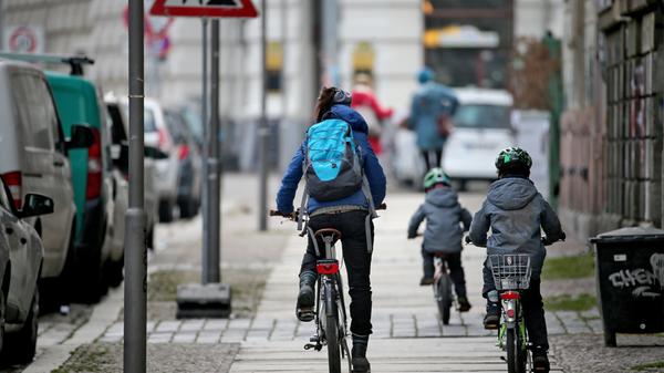 Wer einen vorhandenen und beschilderten Radweg neben dem Fußgängerweg nicht verwendet, dem drohen 20 bis 35 Euro Bußgeld.