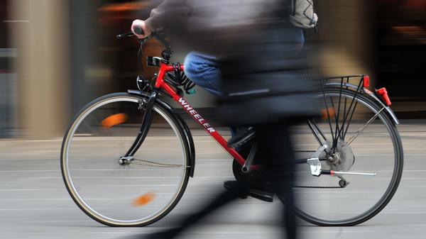 Fährt man in einer freigegebenen Fußgängerzone oder auf einem Gehweg mehr als Schrittgeschwindigkeit, dann droht ein Bußgeld von 15 Euro - allerdings nur, wenn auch andere Verkehrsteilnehmer wie Fußgänger dort sind, auf die es Rücksicht zu nehmen gilt.