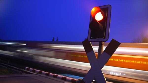 Jetzt wird's richtig happig: Überquert man als Fahrradfahrer die bereits geschlossene (Halb-)Schranke, werden mindestens 350 Euro fällig. Zudem gibt es zwei Punkte in Flensburg oben drauf.