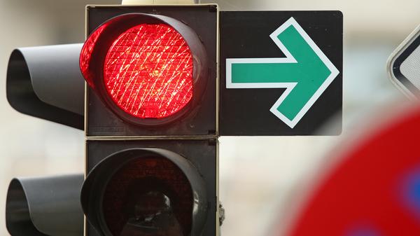 Überquert ein Fahrradfahrer eine rote Ampel, werden 60 bis 120 Euro sowie ein Punkt in Flensburg fällig. Ist die Ampel bereits länger als eine Sekunde rot, erhöht sich das Bußgeld sogar auf satte 180 Euro.