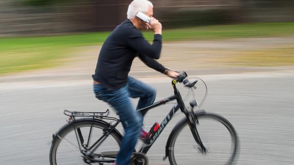 Auch die Handynutzung auf dem Fahrrad ist eigentlich verboten. Wer ohne Freisprechanlage telefoniert, kann mit 55 Euro Strafe belegt werden.