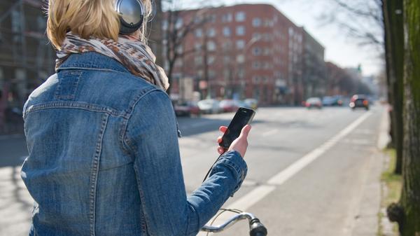 Wer auf dem Fahrrad ein Gerät zum Musikhören verwendet und damit den Straßenverkehr nicht mehr hören kann, zahlt 15 Euro.