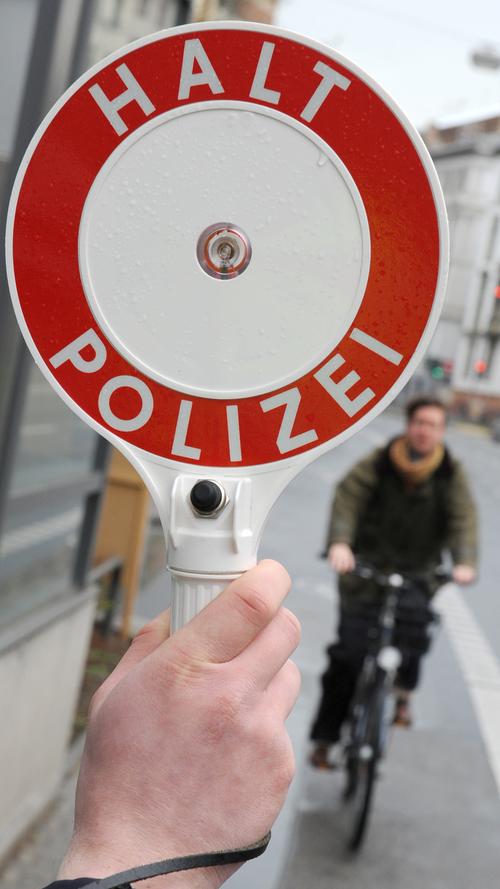 Möchte einen die Polizei anhalten und man fährt einfach weiter, kostet das 25 Euro - sobald einen die Beamten eingeholt haben.