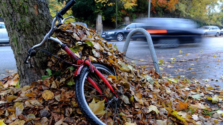 Wer mit einem Fahrrad unterwegs ist, das zum Teil beschädigt und dadurch nicht vollständig verkehrssicher ist, muss mindestens 80 Euro bezahlen und erhält dazu noch einen Punkt in Flensburg.