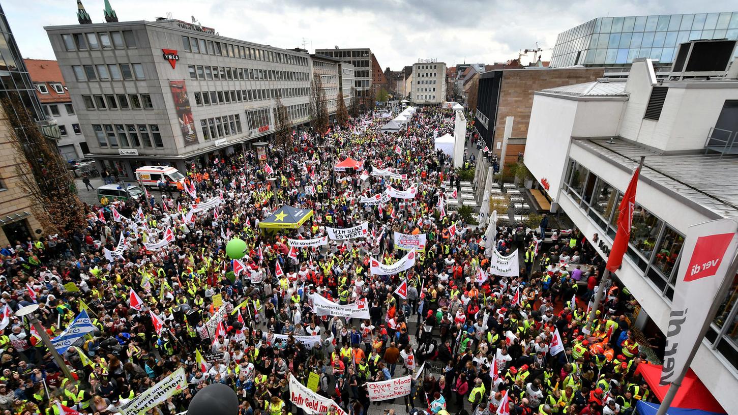 Die Verdi-Streiks haben am Mittwoch ihren Höhepunkt in Mittelfranken erreicht. Acht Demonstrationszüge mit insgesamt 9000 Teilnehmern zogen durch Nürnberg und sorgten teilweise für erhebliche Verzögerungen.
