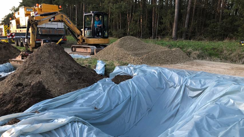26 Tonnen landen im Graben: Müll-Auto kippt bei Wilhermsdorf um 