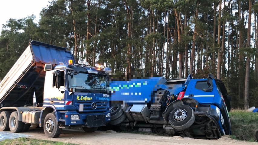 26 Tonnen landen im Graben: Müll-Auto kippt bei Wilhermsdorf um 